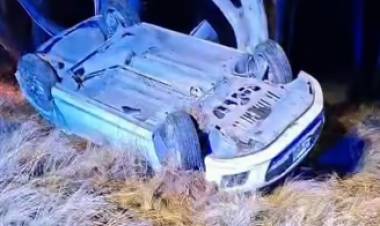 Por esquivar un perro, una pareja protagonizó un vuelco en la Ruta 3 cerca del Puente Naranja