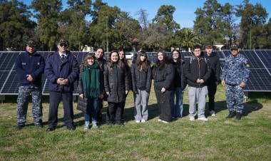 Estudiantes de Bahía Blanca conocieron el sistema de energía solar de la ESSA