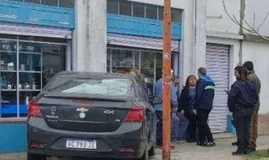 Dos vehículos chocaron cuando uno de ellos esquivaba una valla en Urquiza y Paso