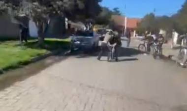 Golpean a una adolescente fuera de una escuela, lo graban y viralizan