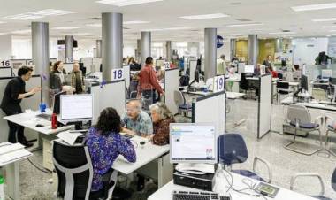 El Gobierno Nacional oficializó aumentos para estatales y un pago extraordinario de $80.000