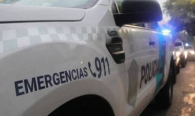 Le rompieron el vidrio del auto, le robaron stereo y billetera, y le usaron la tarjeta de crédito