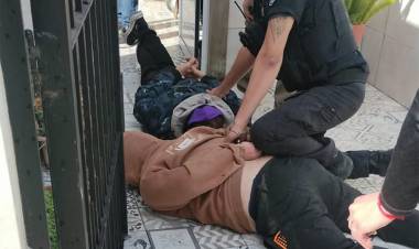 Balearon a un hombre en su casa: a los acusados les secuestraron armas, cocaína y marihuana