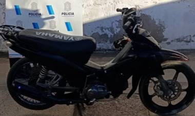 Motociclista escapó de la policía y chocó contra un paredón