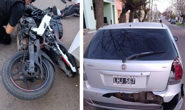 Circulaba en una moto con pedido de secuestro, huyó de la Policía y chocó contra un auto estacionado