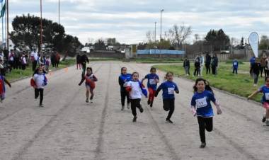 AUPA festejó su aniversario con una gran jornada atlética y 40 corredores en los 8K