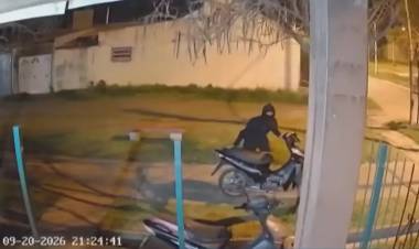 Una cámara captó como delincuentes robaban una moto del frente de una casa