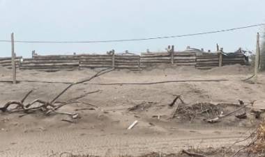 Vecinos de Pehuen Co reclaman que otros vecinos bloquearon una bajada a la playa con palos