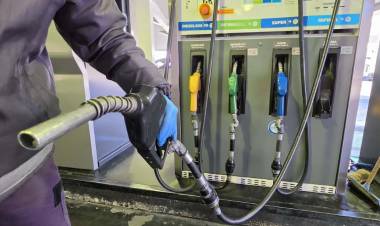 El Gobierno postergó otra vez la actualización del impuesto a los combustibles