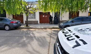 Allanan la casa del dueño de una financiera denunciada