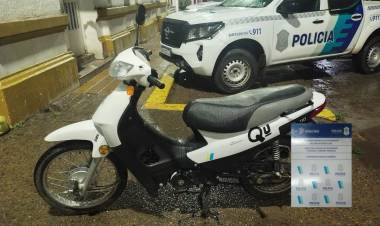 Un sujeto quiso escapar de la policía con su moto, se cayó y fue detenido 