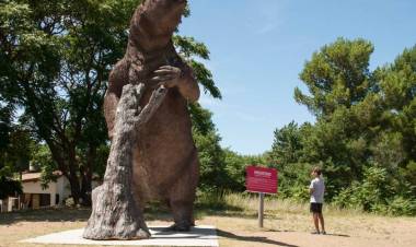 Pehuen Co invita a viajar en el tiempo: la ruta de la Megafauna que sorprende en Plaza Carrasco