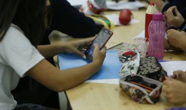 Avanza una ley que restringe el uso de celulares para alumnos de Secundaria en toda la provincia