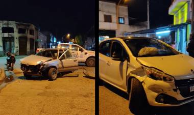 Accidente de tránsito entre dos autos en Urquiza y Murature