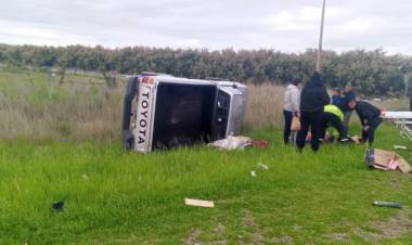 Vuelco de una camioneta en la Ruta 249: dos personas debieron ser hospitalizadas en Punta Alta