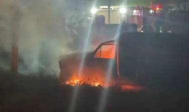 Incendio en un vehículo en desuso en la Delegación Municipal de Villa Arias