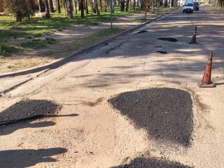 El Municipio de Coronel Rosales continúa con los trabajos de bacheo en distintos barrios de la ciudad  
