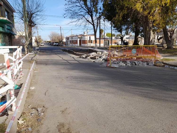 Corte de media calzada para reparación de hormigón en calle Uriburu 