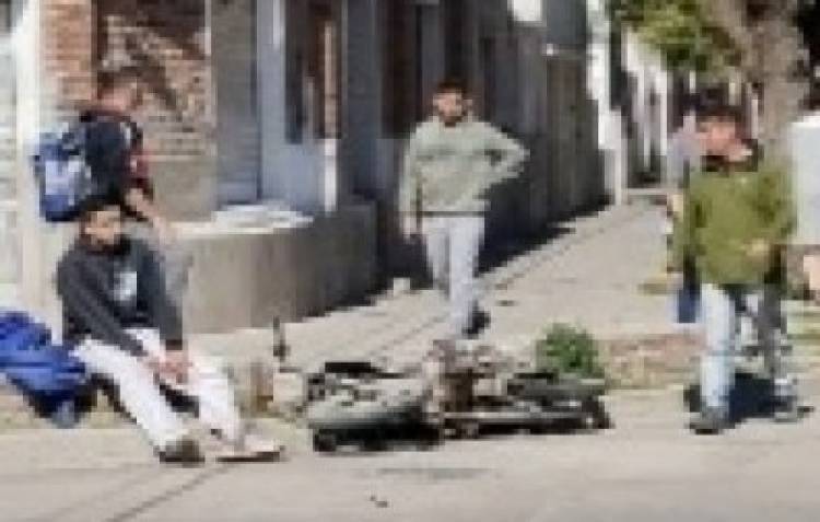 Chocaron dos motos en la esquina de Murature y San Martín