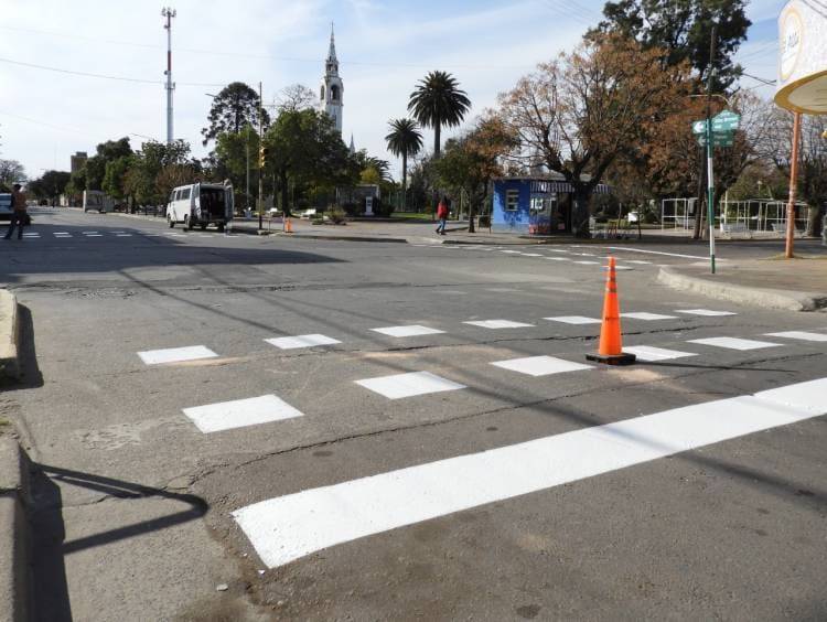Habrá cortes al tránsito este martes en Roca e Irigoyen por repintado de sendas peatonales