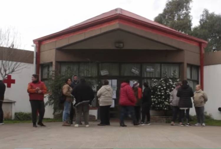 Pehuen Co: Vecinos reclamaron frente a la Sala Médica pidiendo mejoras en la atención