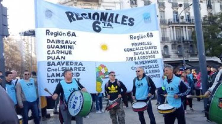 Los Trabajadores Municipales marcharon hacia la Casa de la Provincia