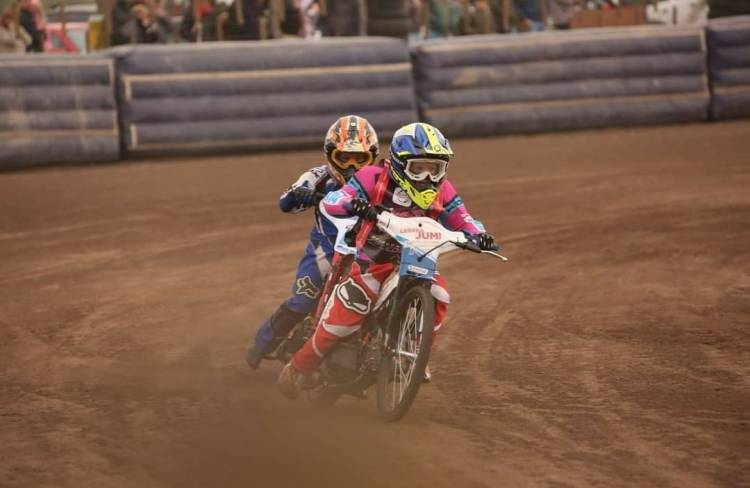 Speedway: La Puntaltense Magdalena Bouscayrol, con sólo 8 años de edad, tuvo su estreno en 50cc Menores