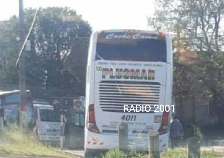 Un colectivo quedó atascado en una calle de adoquines en malas condiciones