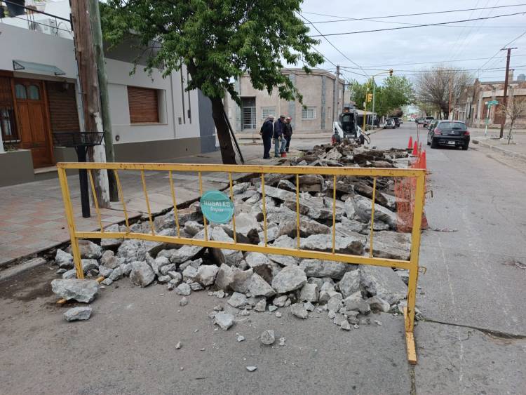 Corte de media calzada para reparación de hormigón en calle Buchardo y Urquiza 
