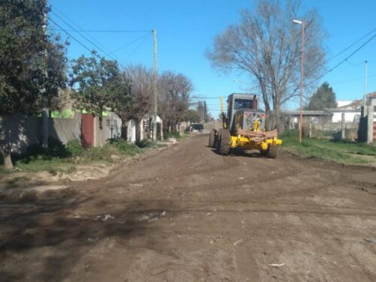 El Municipio de Coronel Rosales trabaja intensamente en calles de tierra de diferentes barrios de la ciudad