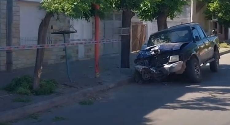 Una camioneta impactó contra un árbol y destrozó el frente de una vivienda