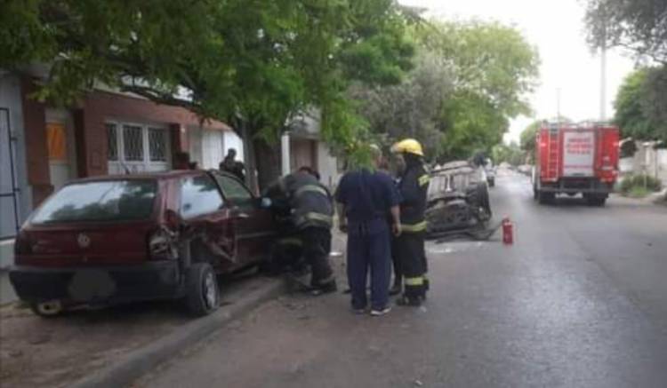 Un vehículo volcó luego de chocar a un auto que estaba estacionado