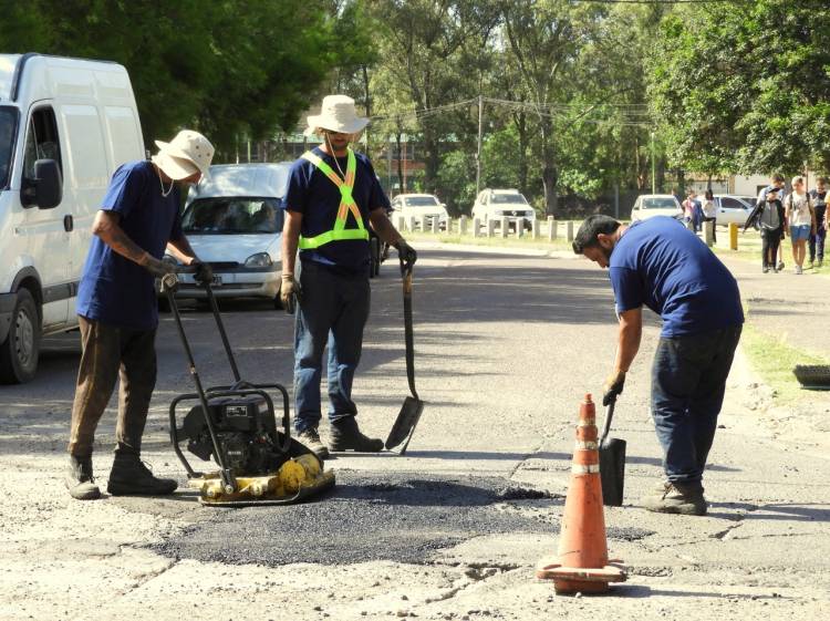 El Municipio de Coronel Rosales continúa con los trabajos de bacheos tercerizados en una cooperativa