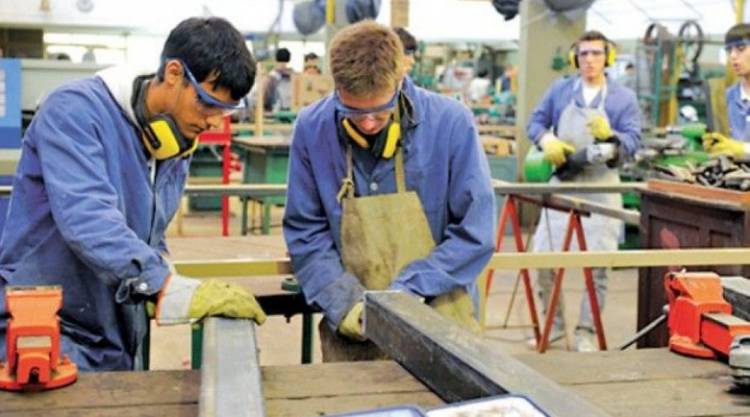 Asignan más de 2 mil millones de pesos para equipar las escuelas técnicas bonaerenses