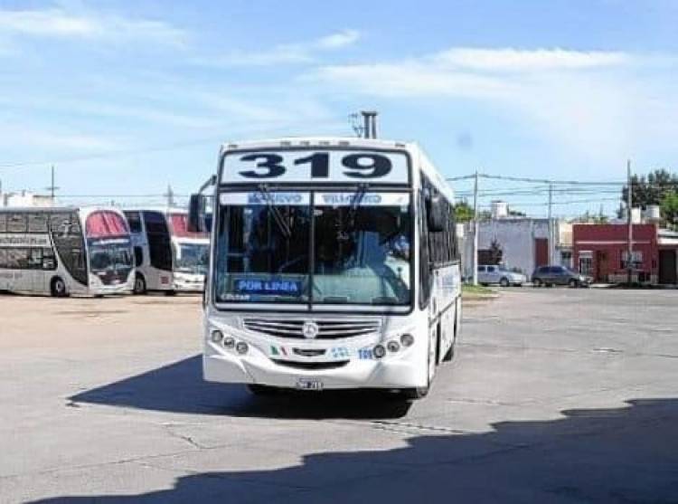 Un colectivo de la línea 319 sufrió un ataque vandálico