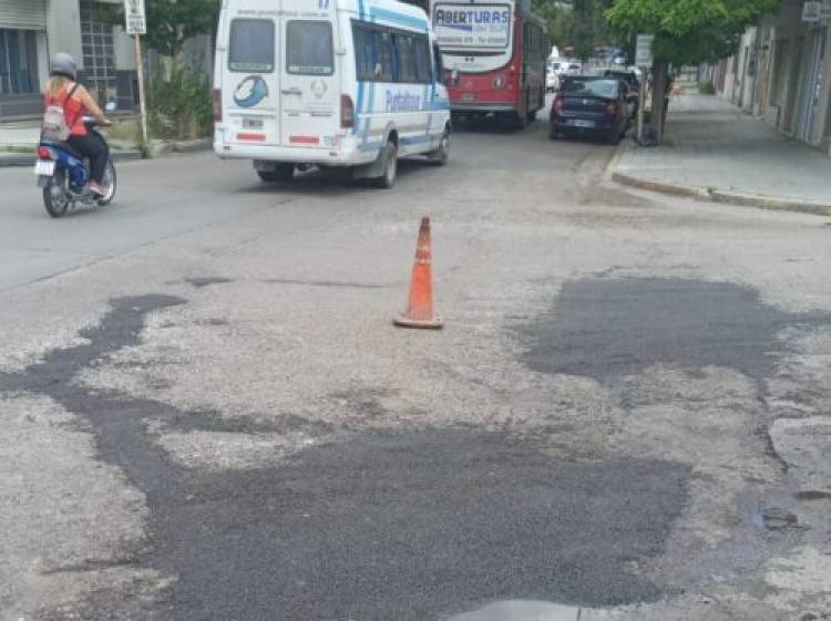 Continúan los trabajos de bacheo en distintos puntos de la ciudad con personal propio y tareas tercerizadas