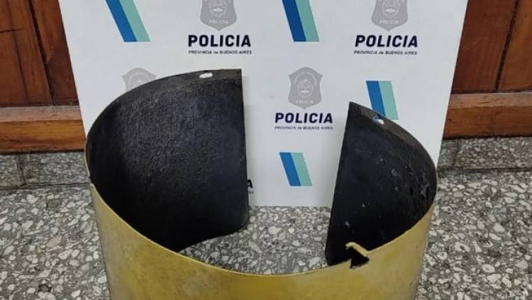 Detuvieron a un menor por dañar un semáforo al que se había trepado para festejar