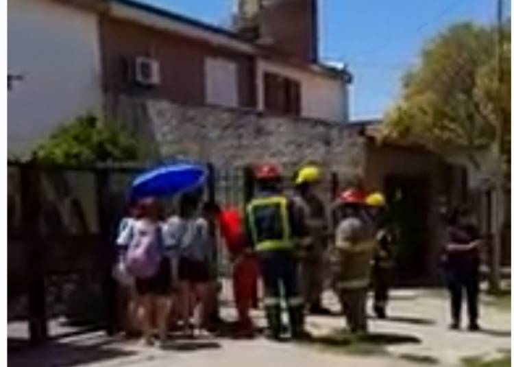 Bomberos Voluntarios acudieron a un principio de incendio en el barrio Albatros XIV