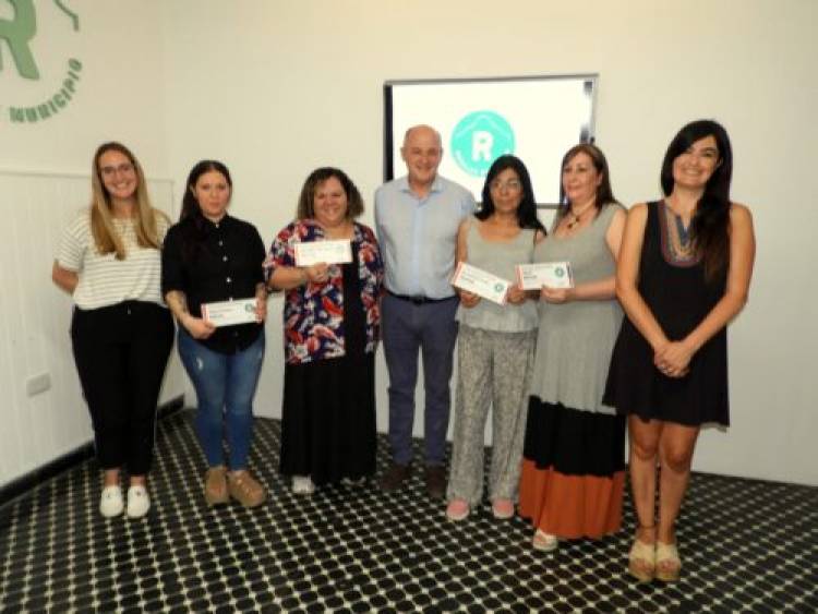 El Intendente Uset entregó nuevas ayudas económicas a 8 emprendedores rosaleños
