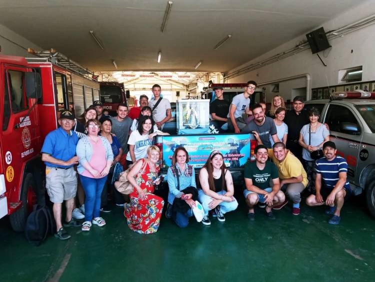 Una camioneta recorre la región con una imagen de la Virgen en honor a Bomberos caídos en cumplimiento del deber
