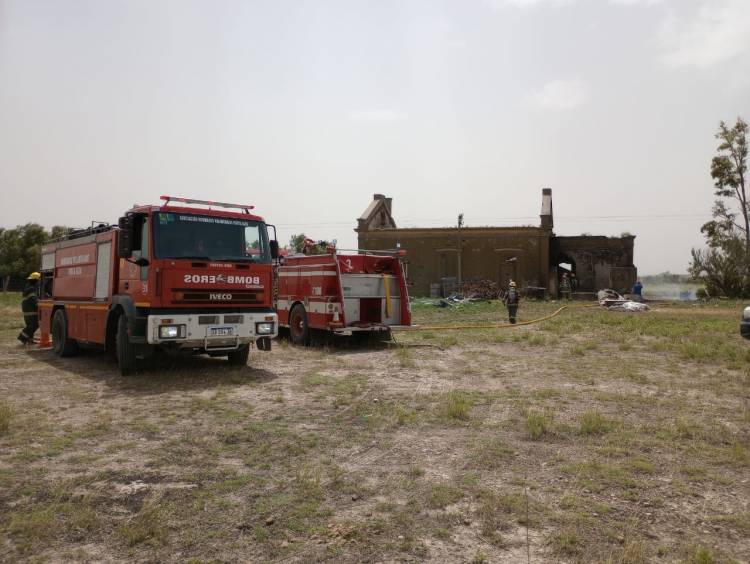 Bomberos Voluntarios acudieron al incendio de la antigua estación de trenes en Bajo Hondo 