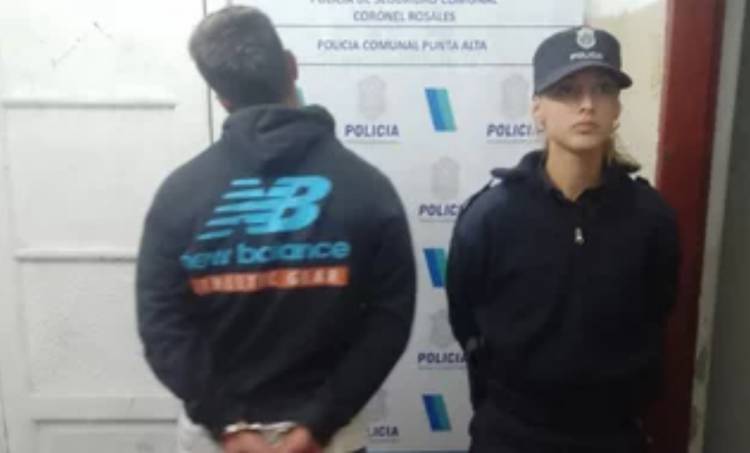 Detuvieron a un hombre que golpeó a dos jóvenes para robarles una mochila y un celular