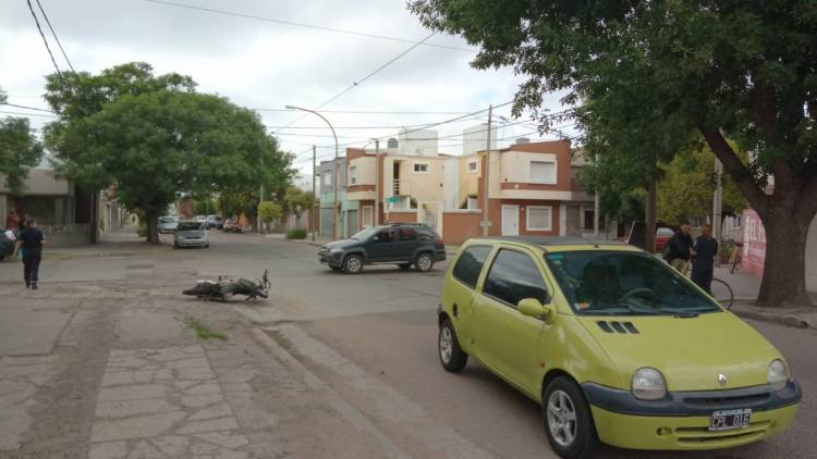 Accidente de tránsito entre un auto y una moto en Espora y Alberdi