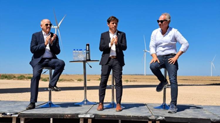 El Gobernador Axel Kicillof visitó un parque eólico en Coronel Rosales