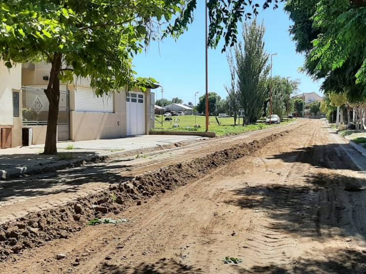 Continúan los trabajos del Municipio de Coronel Rosales para reparar y mantener calles de tierra 