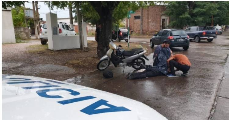 Una mujer se cayó de su moto y debió ser trasladada a un hospital