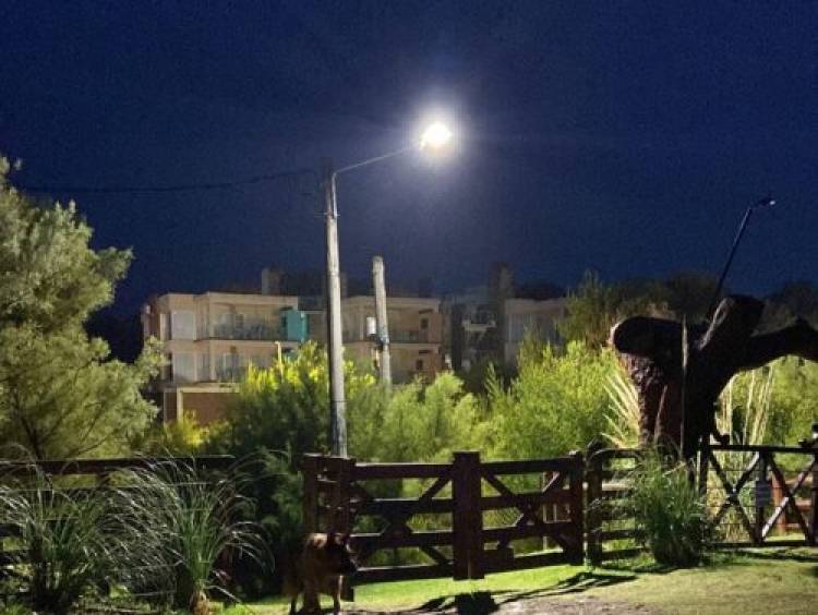 El Municipio de Coronel Rosales coloca nuevas luminarias en Pehuen Co