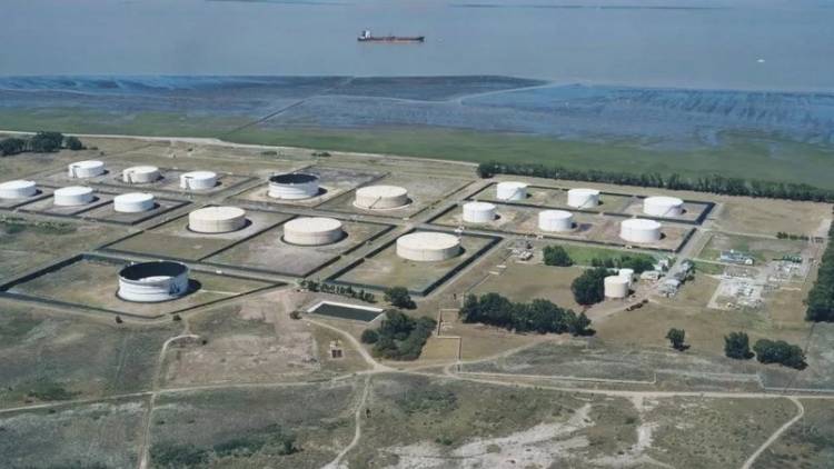 Crece la exportación de crudo en Puerto Rosales