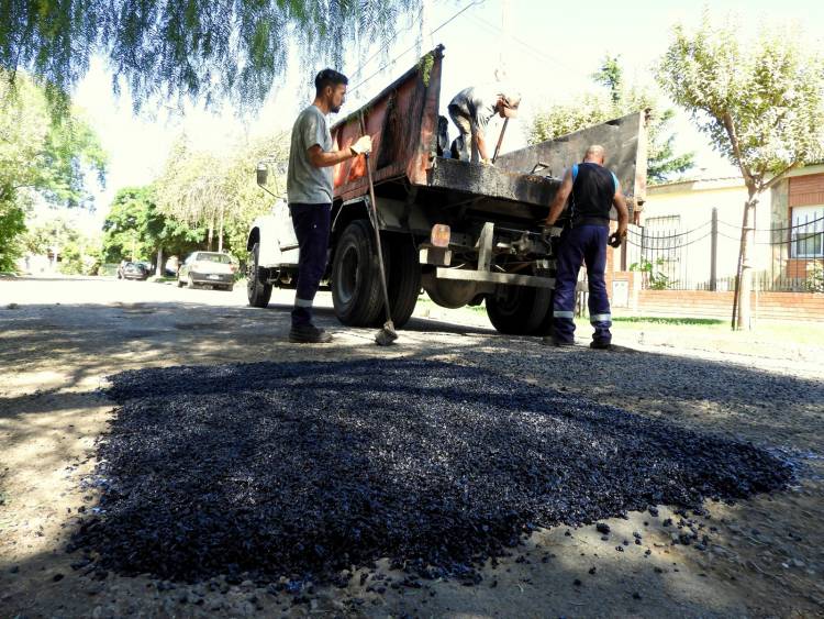 El Municipio de Coronel Rosales continúa los trabajos de bacheo en calles de distintos barrios
