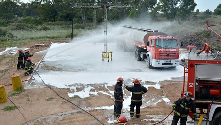 El Cuartel de Bomberos de la Base Naval Puerto Belgrano realizó un simulacro de incendio